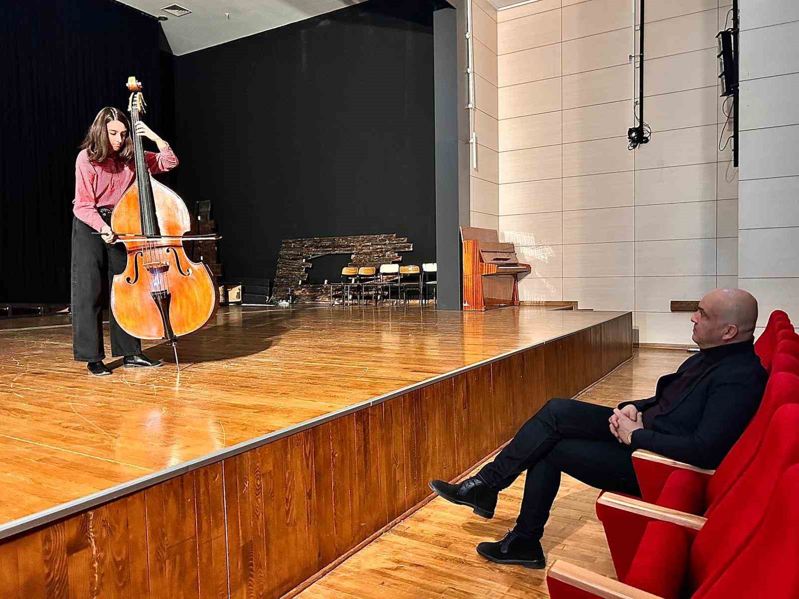 Bu çocuğun kulakları radar kadar hassas
