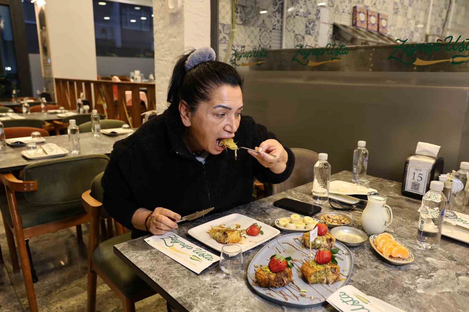 Bu da ‘Çikolatalı Kaymaklı Kadayıf Sarma’
Bu da ‘Çikolatalı Kaymaklı Kadayıf Sarma’