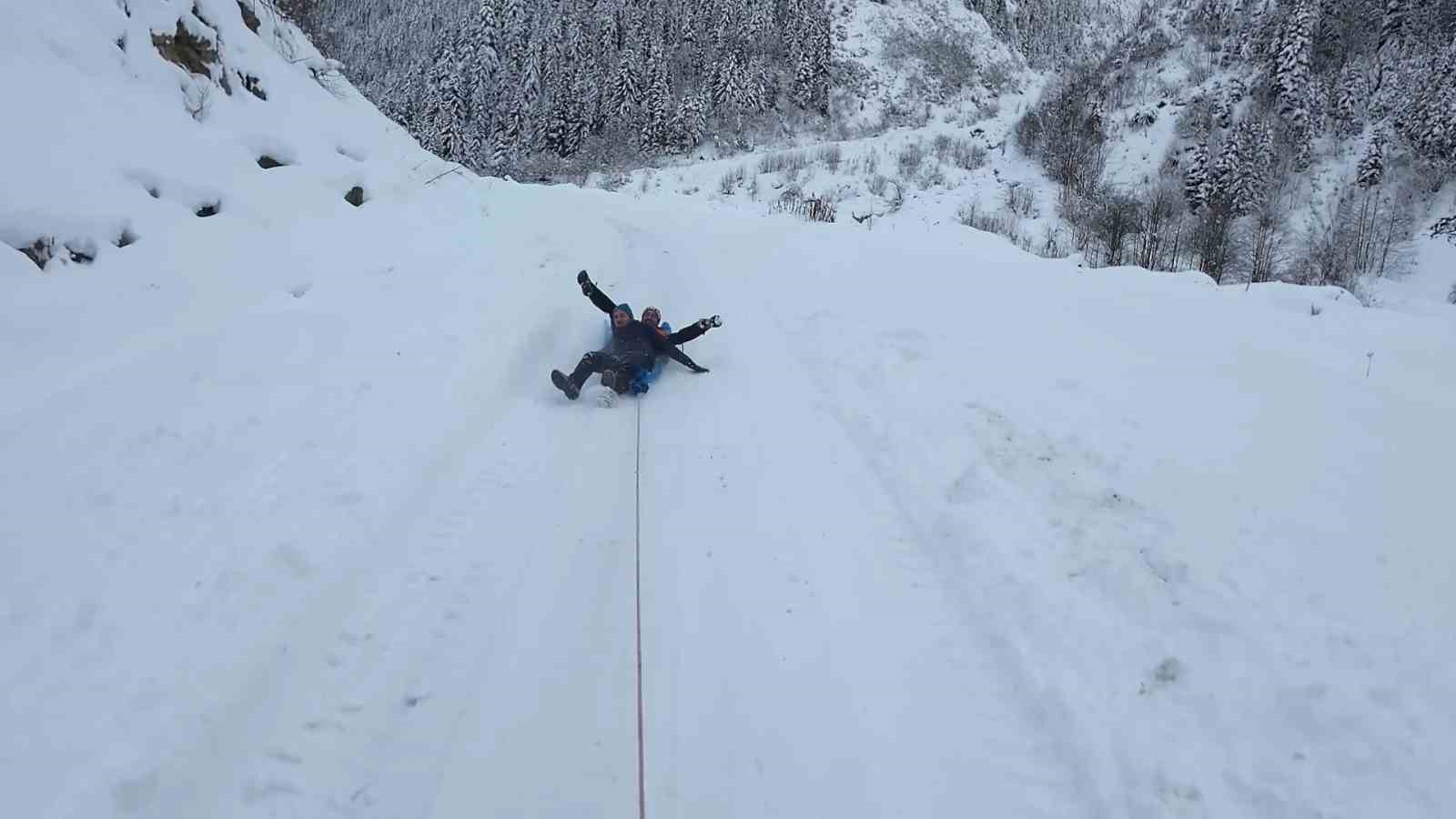Bu da Rizeli gençlerin kar eğlencesi
