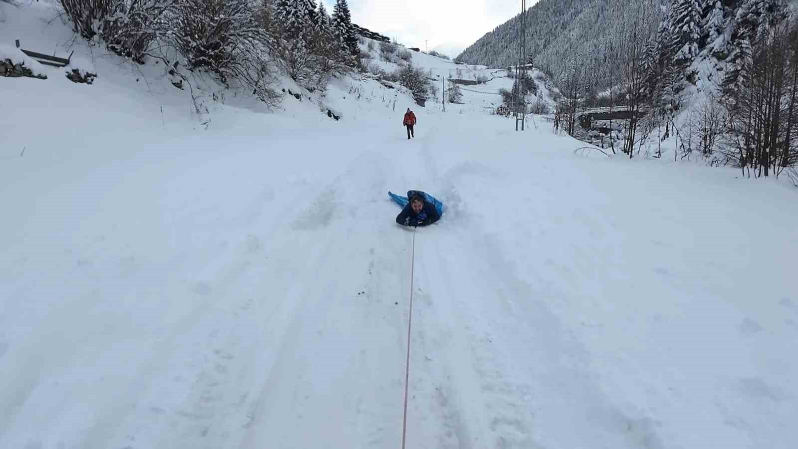 Bu da Rizeli gençlerin kar eğlencesi
