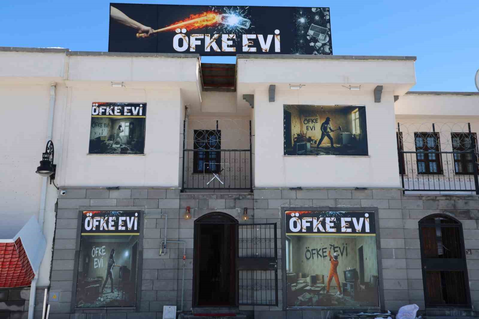 Bu eve gelen her şeyi kırıp döküyor
