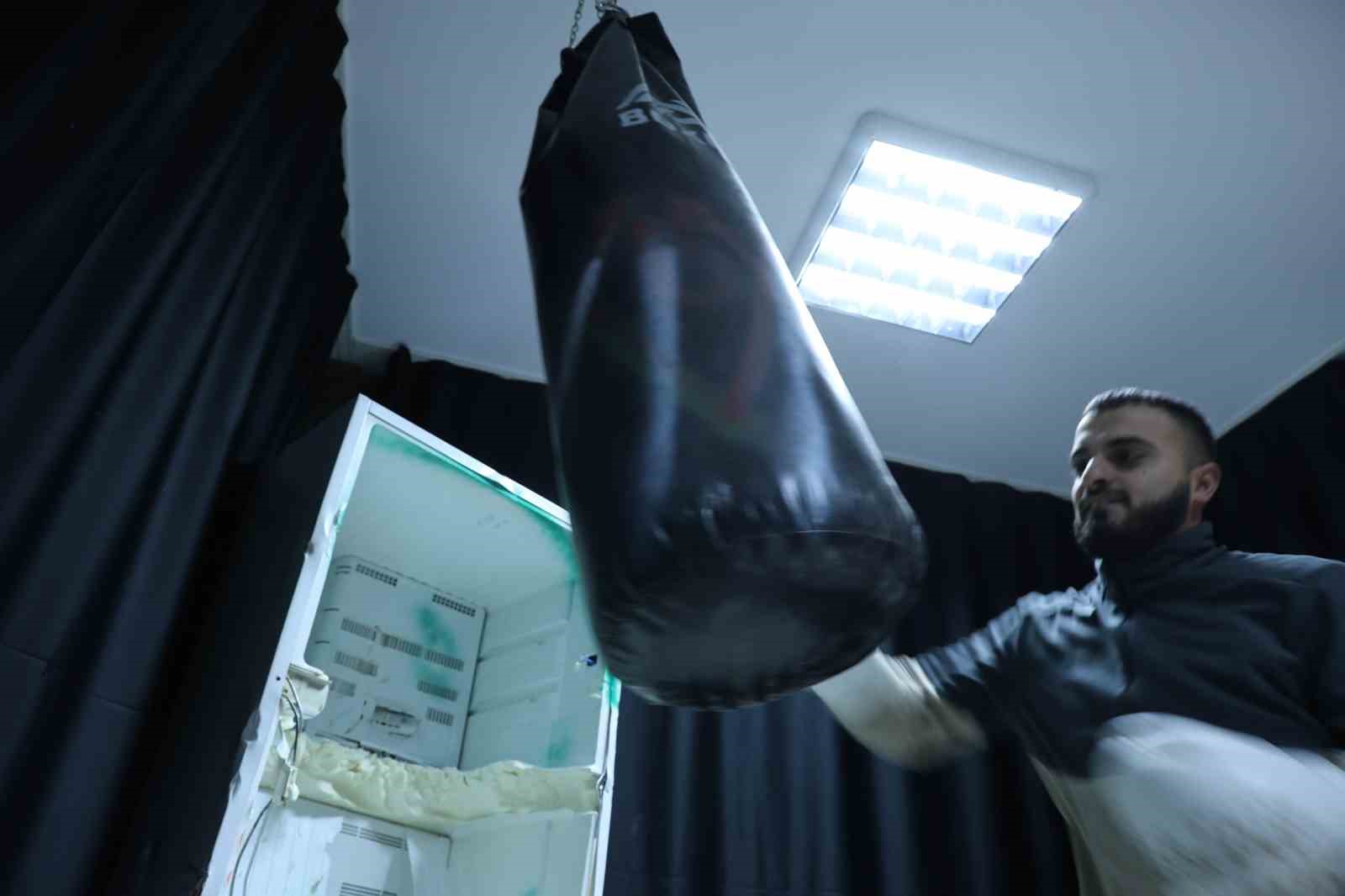 Bu eve gelen her şeyi kırıp döküyor
