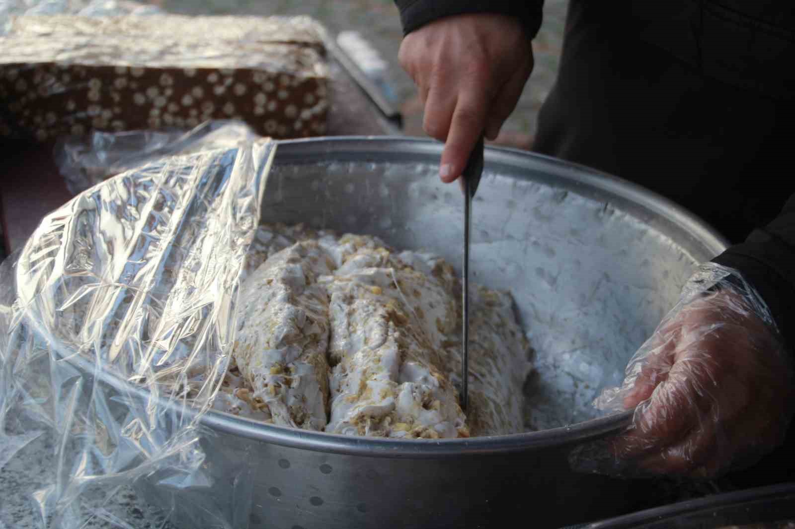 Bu helva kışın üşütmüyor: Yapımı 3 gün sürüyor
