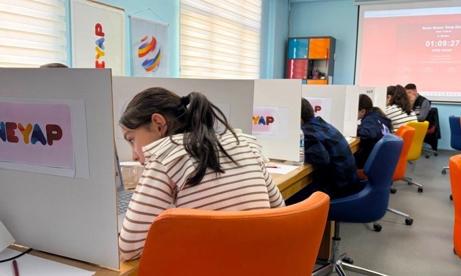 Bu ilçede sınava giren öğrencileri insansı robot karşılıyor
