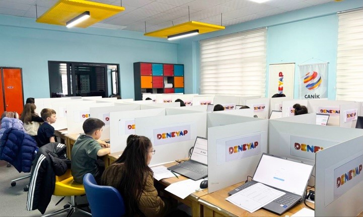 Bu ilçede sınava giren öğrencileri insansı robot karşılıyor
