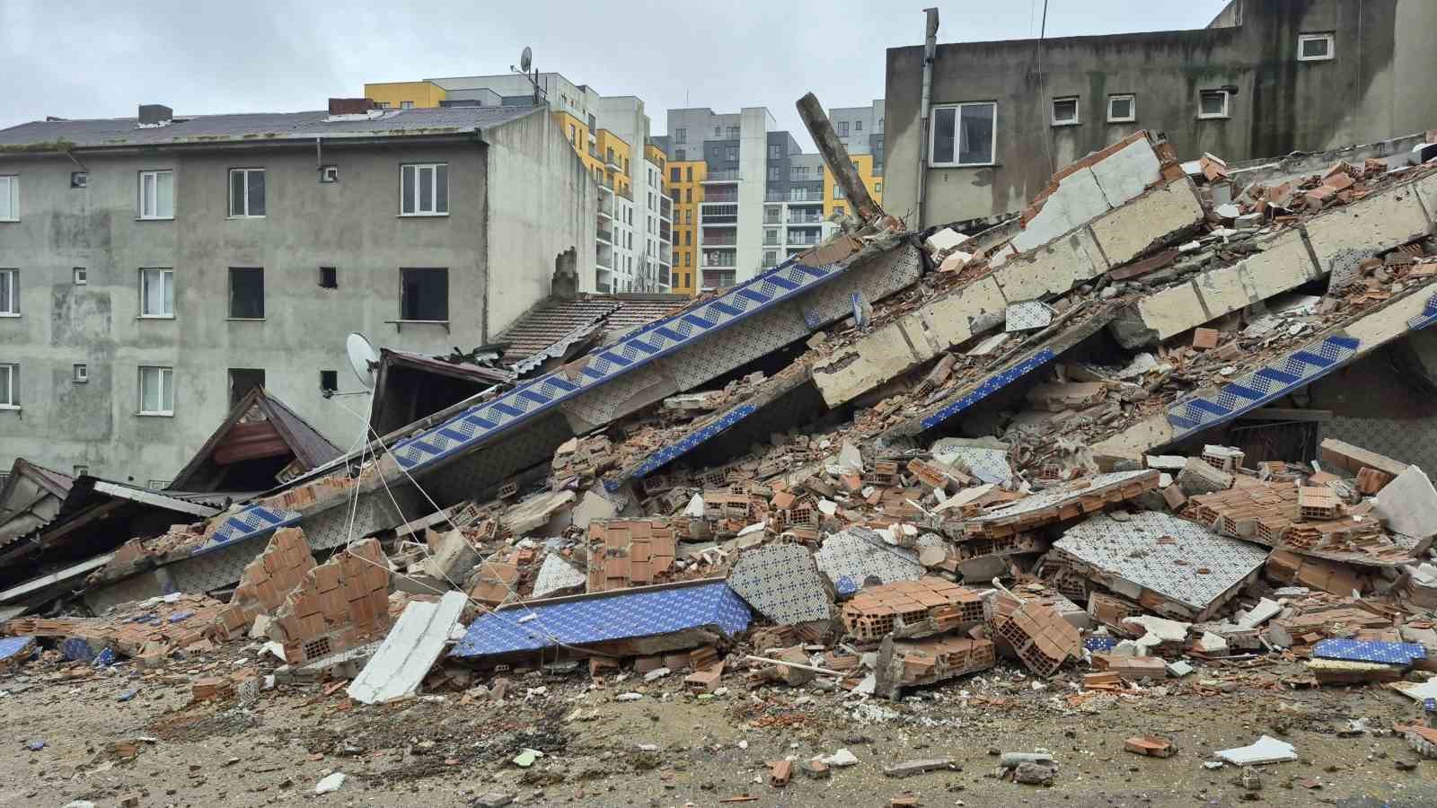 "Bu işin ustasıyız" diyen İBB ekibinin tehlikeli yıkımı kamerada: 5 katlı bina yerle bir oldu, yan binanın kolonu zarar gördü
