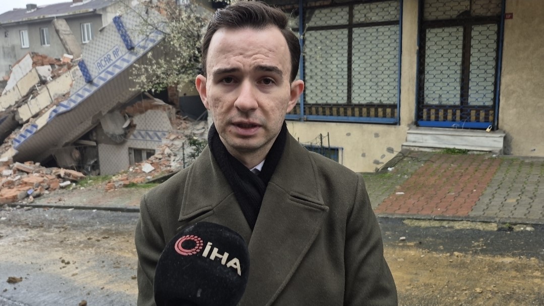 "Bu işin ustasıyız" diyen İBB ekibinin tehlikeli yıkımı kamerada: 5 katlı bina yerle bir oldu, yan binanın kolonu zarar gördü
