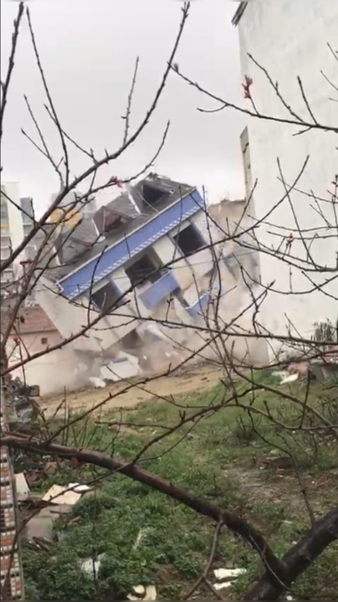 "Bu işin ustasıyız" diyen İBB ekibinin tehlikeli yıkımı kamerada: 5 katlı bina yerle bir oldu, yan binanın kolonu zarar gördü
