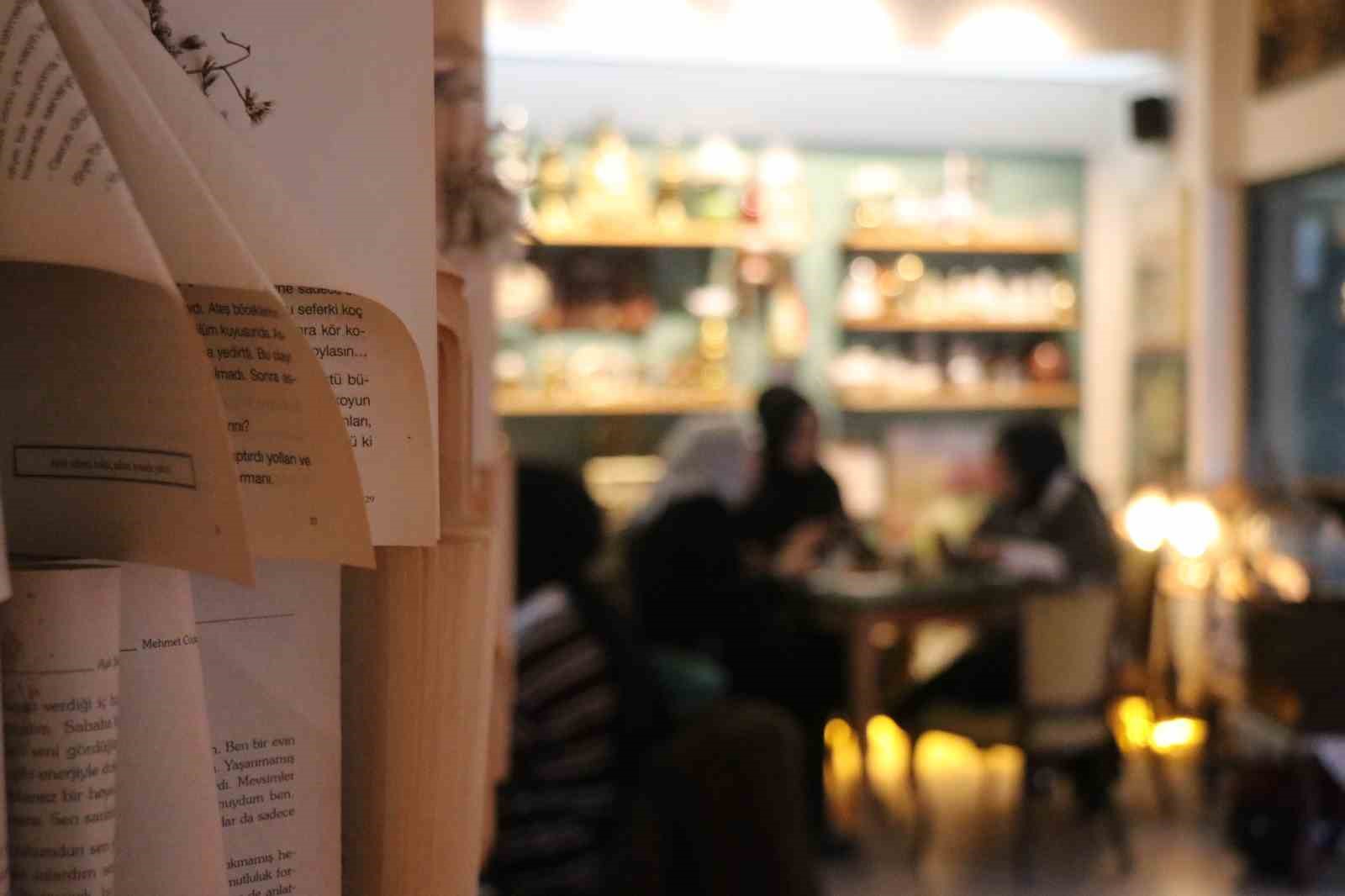 Bu kafenin kapısından giren geçmişe gidiyor
