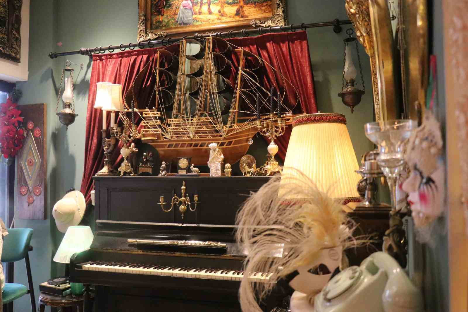 Bu kafenin kapısından giren geçmişe gidiyor
