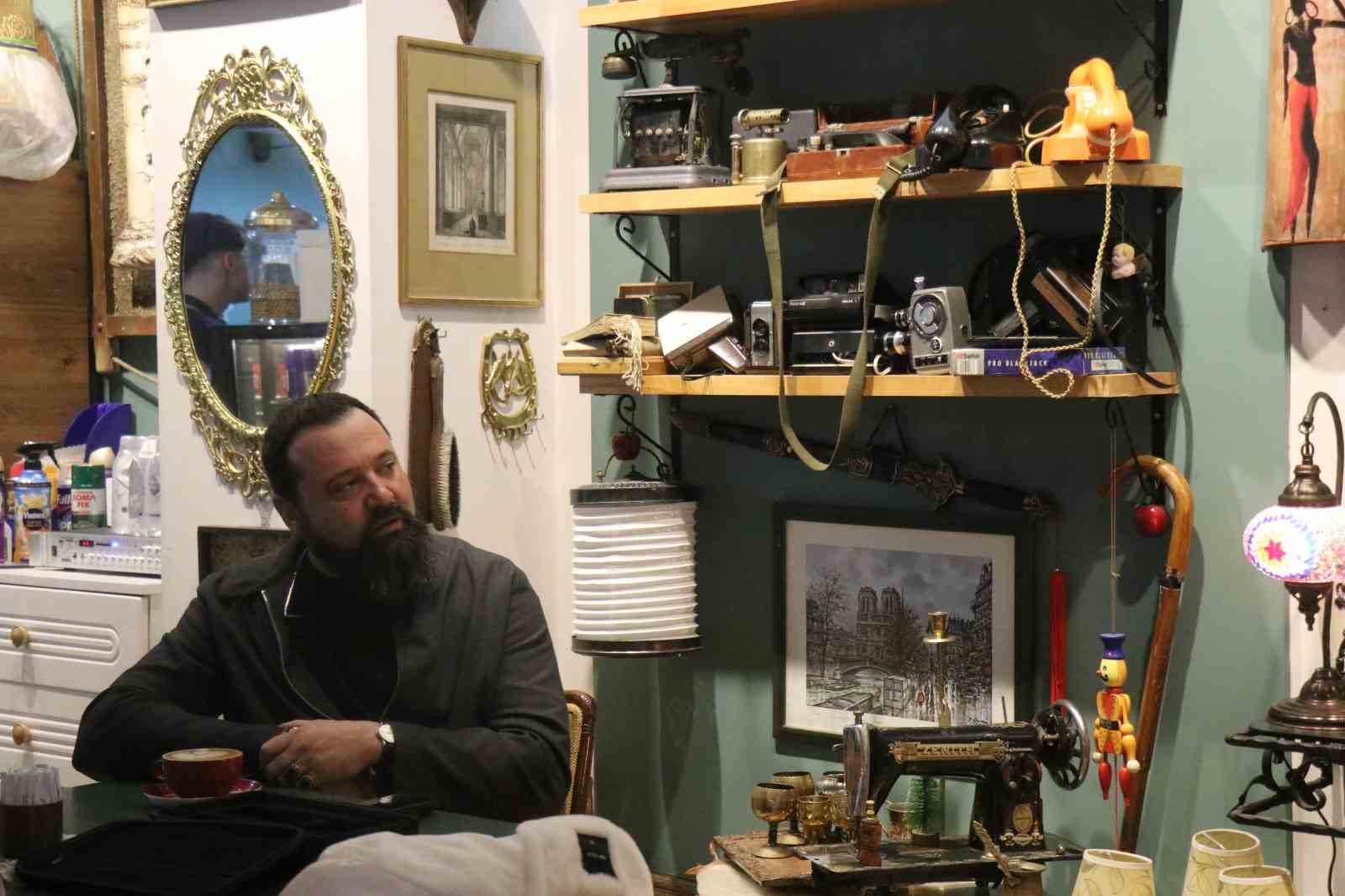 Bu kafenin kapısından giren geçmişe gidiyor
