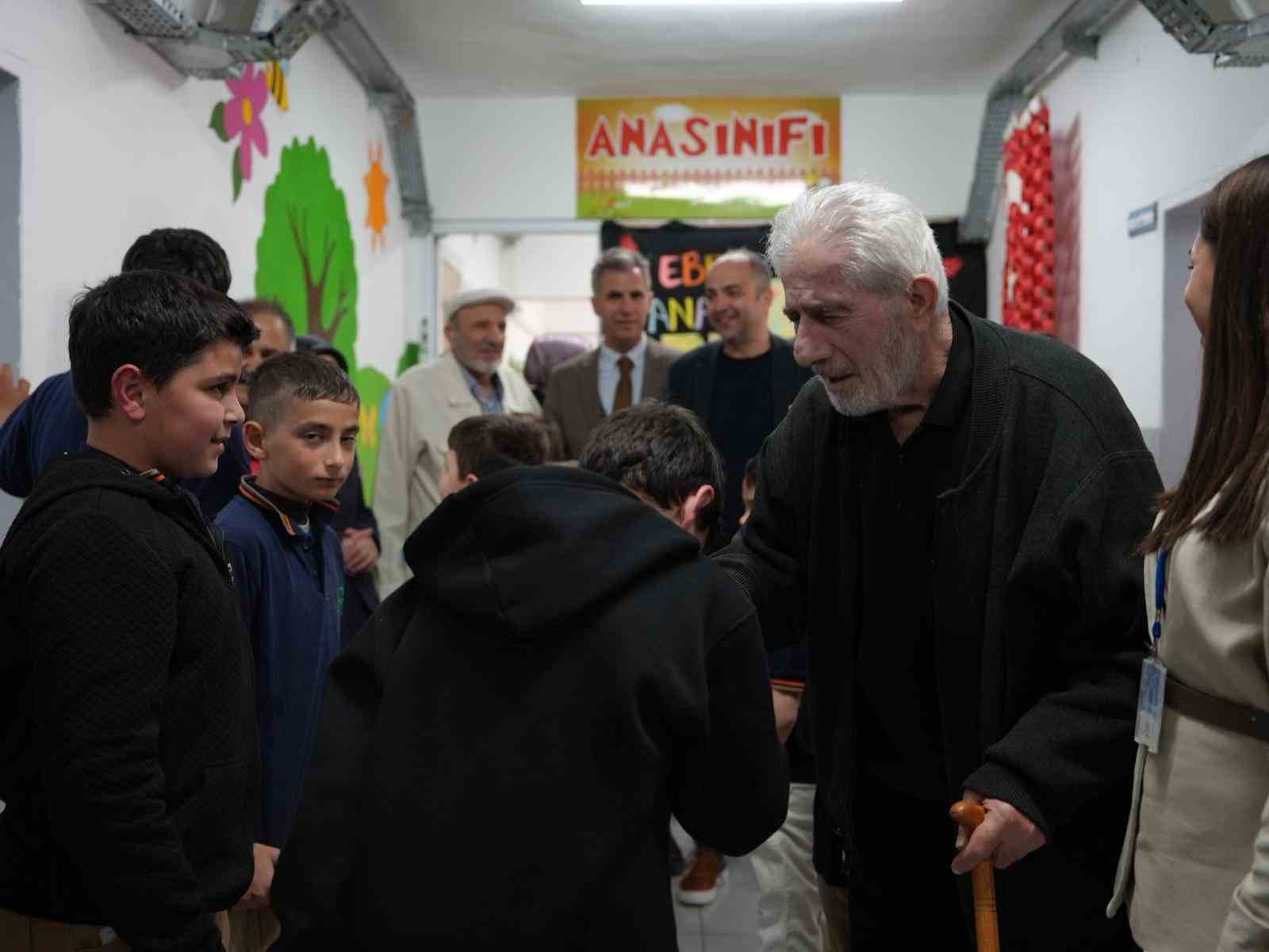 Bu kez yaşlılar minikleri ziyaret etti
