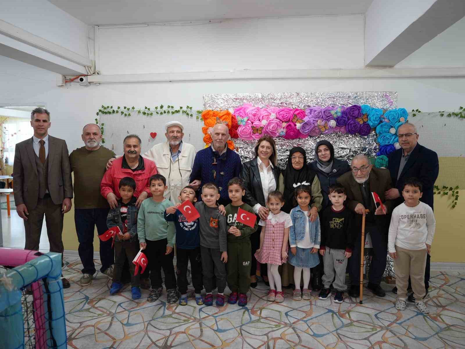 Bu kez yaşlılar minikleri ziyaret etti
