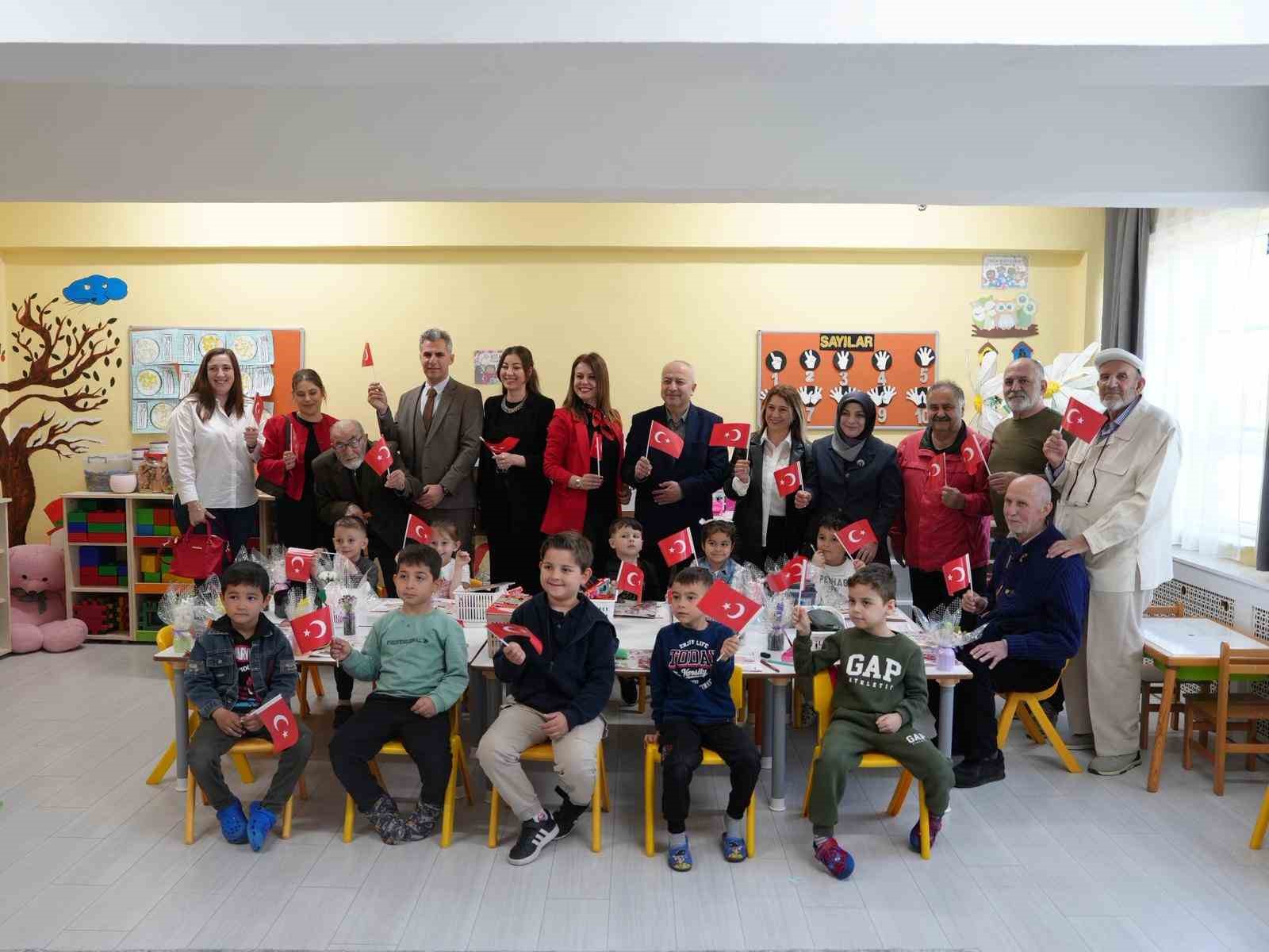 Bu kez yaşlılar minikleri ziyaret etti
