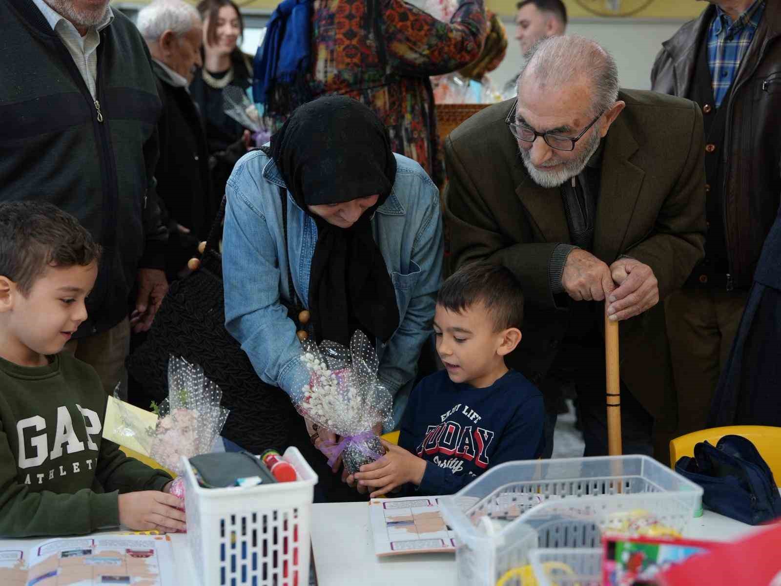 Bu kez yaşlılar minikleri ziyaret etti
