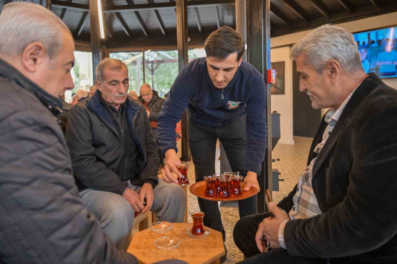 Bu kıraathanede çay 5 lira, muhabbet sınırsız
