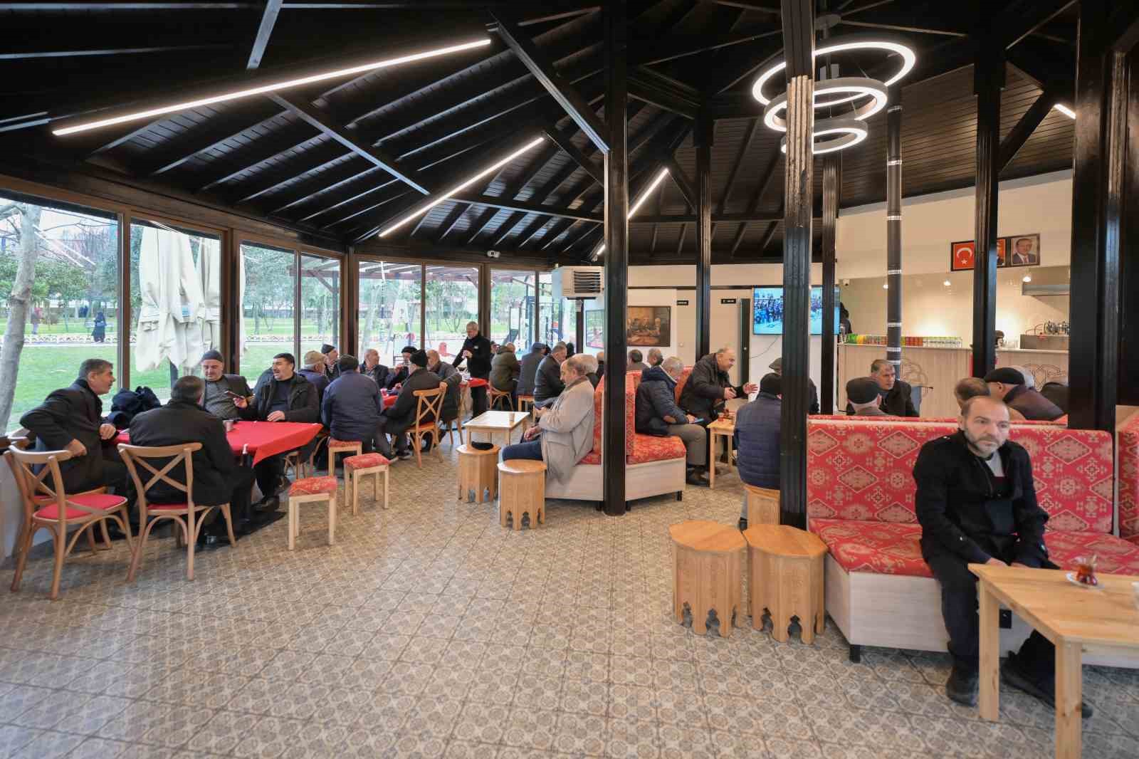 Bu kıraathanede çay 5 lira, muhabbet sınırsız
