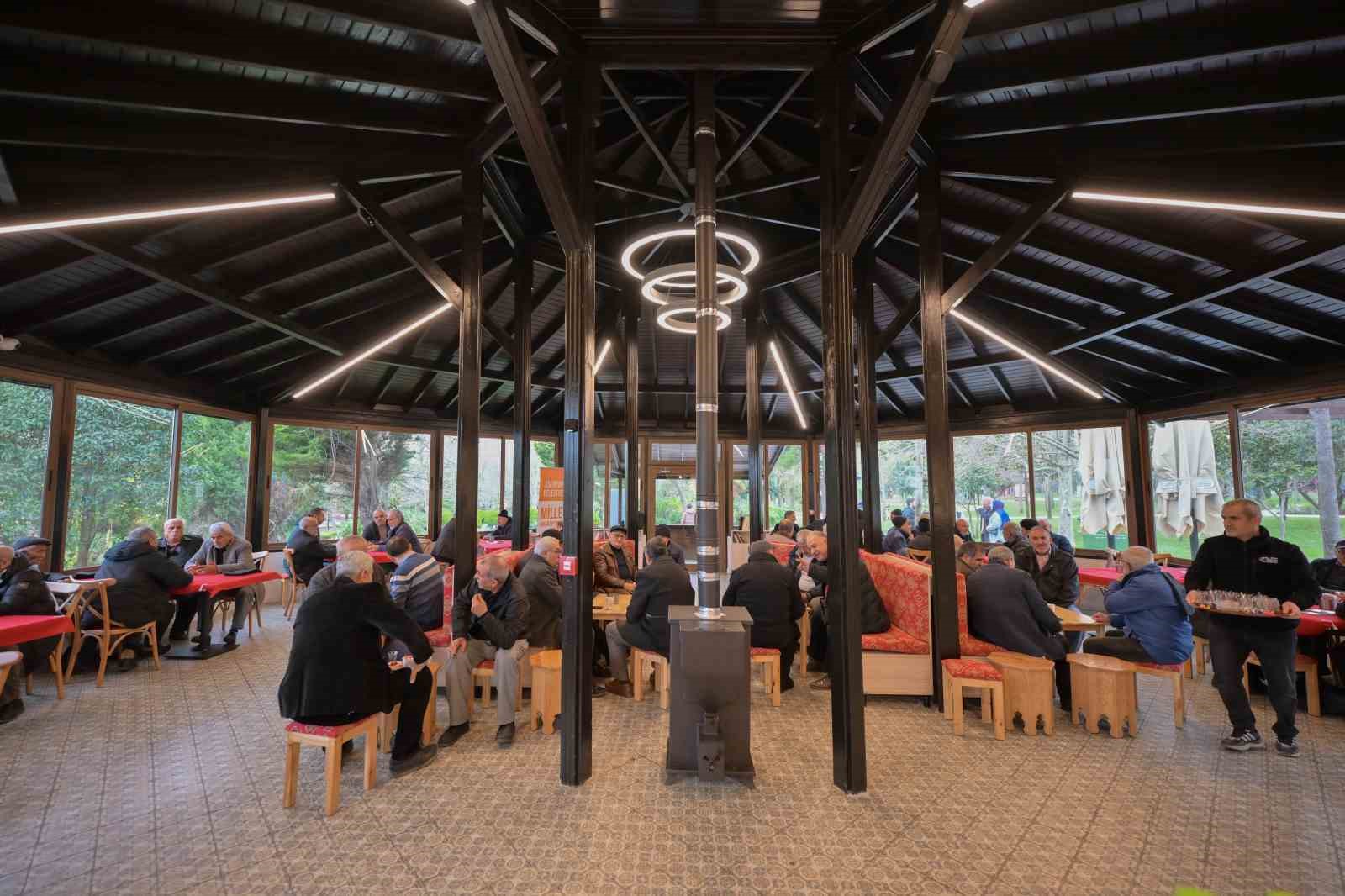 Bu kıraathanede çay 5 lira, muhabbet sınırsız
