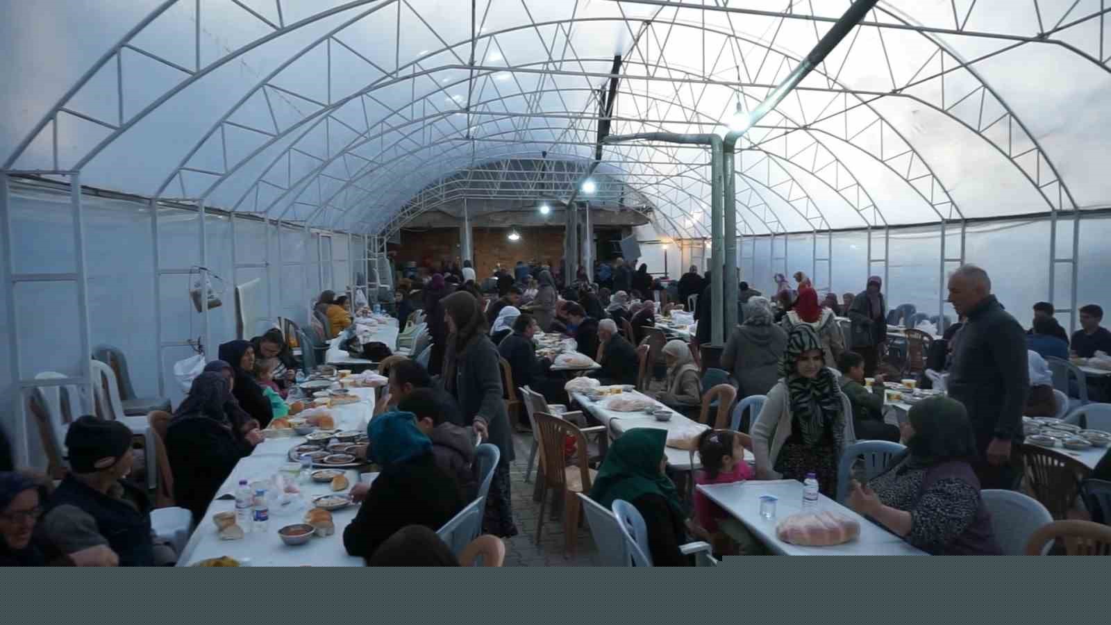 Bu köyde herkes aynı sofrada iftar yapıyor
