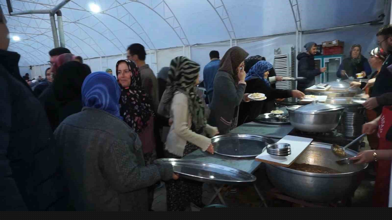 Bu köyde herkes aynı sofrada iftar yapıyor
