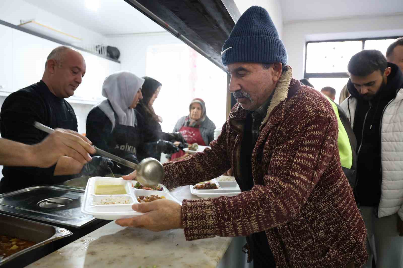 Bu köyde iftar vakti evlerde yemek pişirmek yasaklandı
