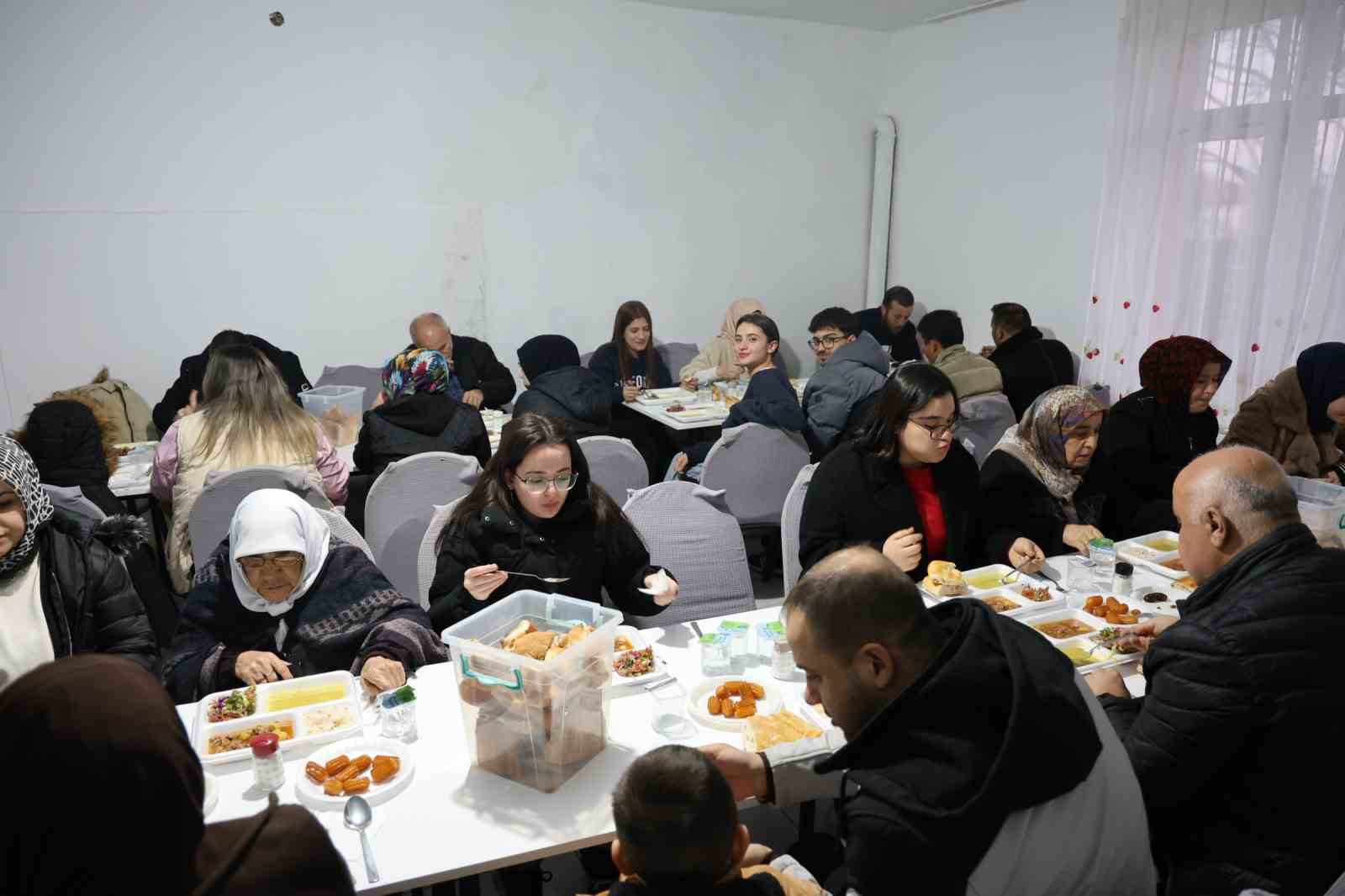 Bu köyde iftar vakti evlerde yemek pişirmek yasaklandı
