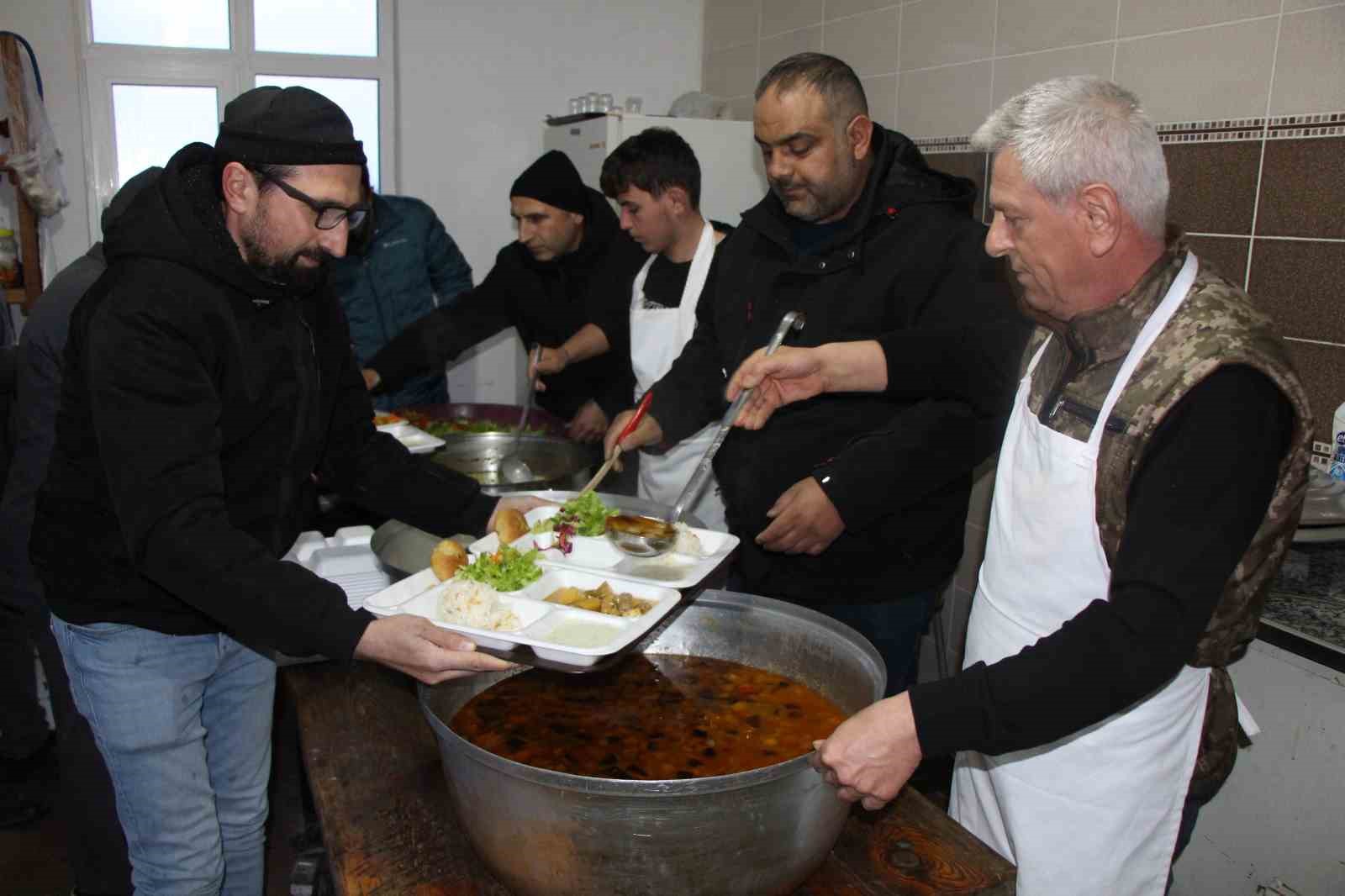 Bu köyde Ramazan boyunca yemeklere kadın eli değmiyor
