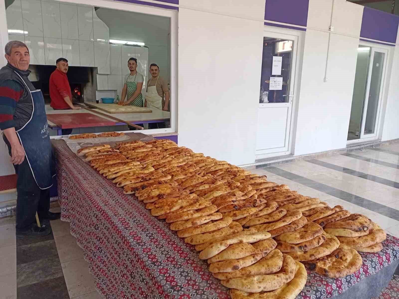 Bu köyde Ramazan pideleri ücretsiz
