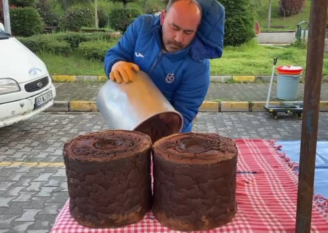 Bu mısır ekmeği teneke kovada pişiyor
