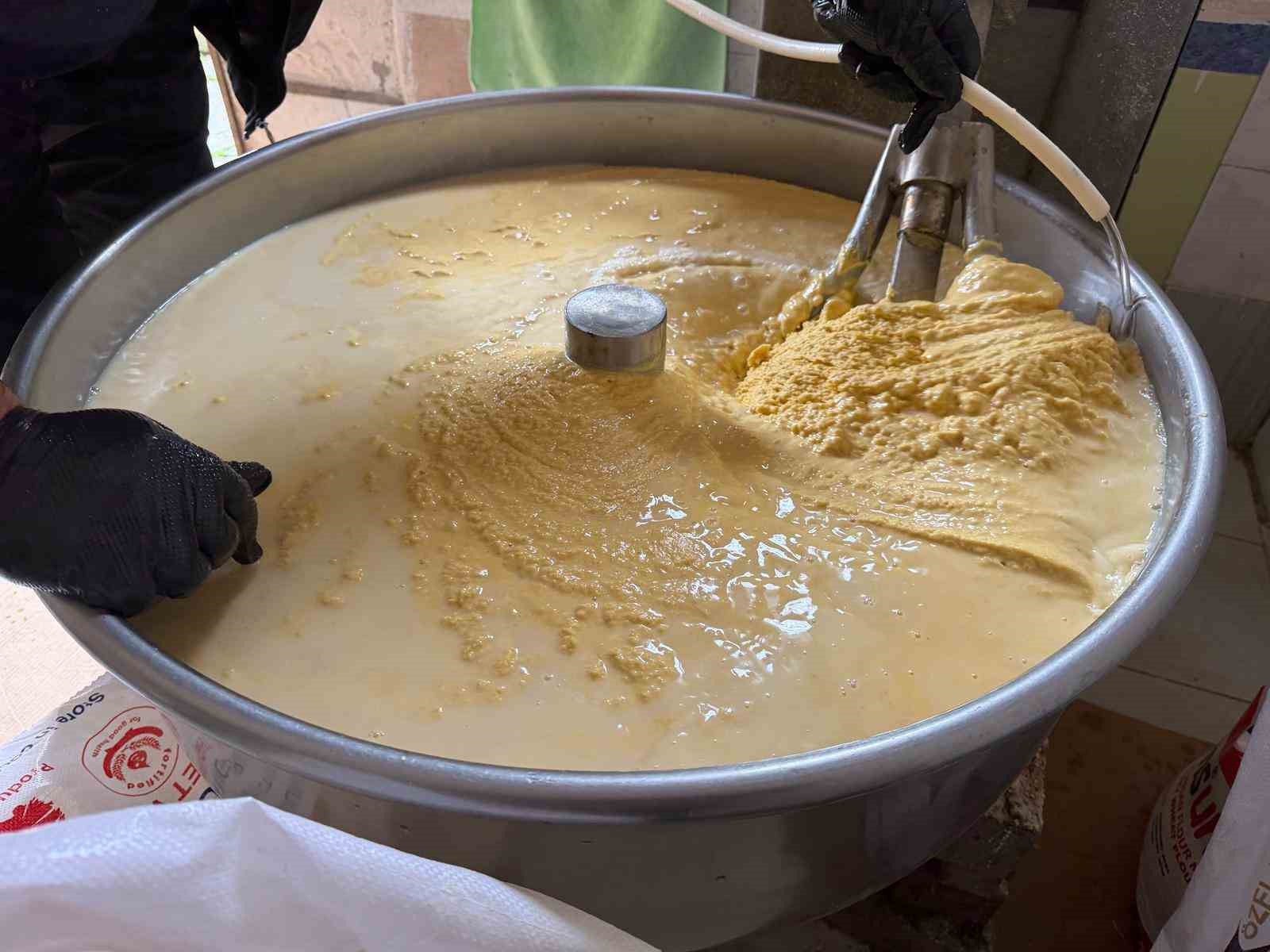 Bu mısır ekmeği teneke kovada pişiyor
