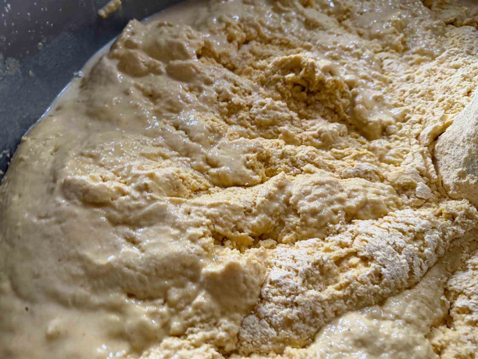 Bu mısır ekmeği teneke kovada pişiyor
