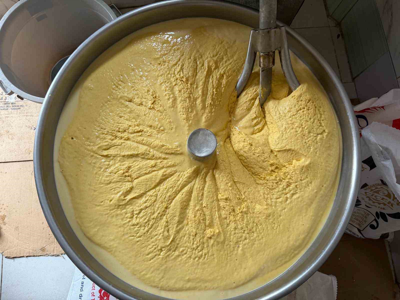 Bu mısır ekmeği teneke kovada pişiyor
