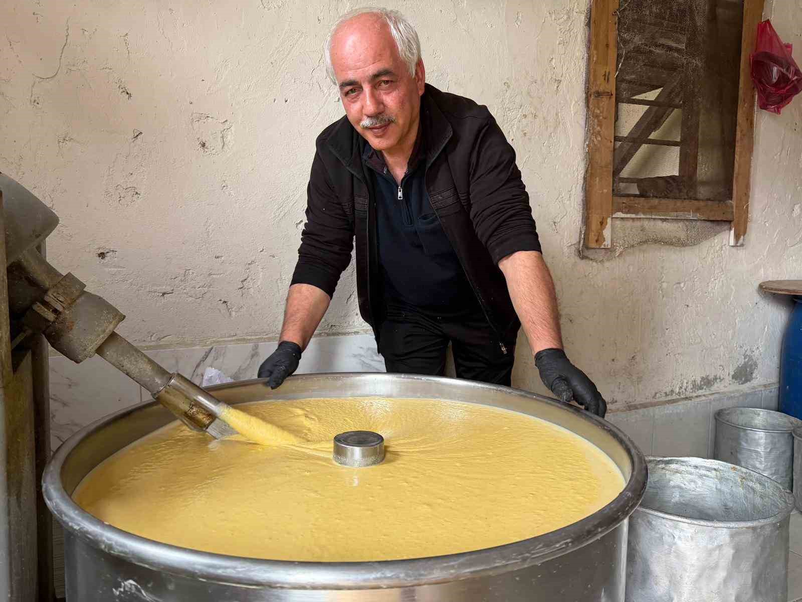 Bu mısır ekmeği teneke kovada pişiyor
