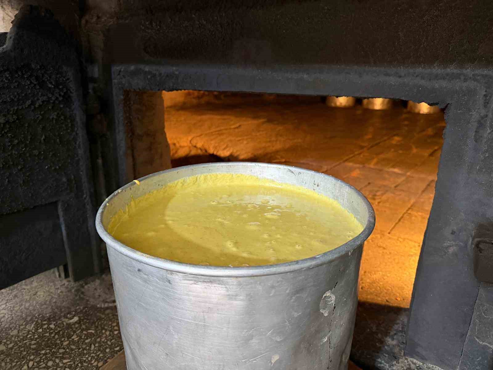 Bu mısır ekmeği teneke kovada pişiyor
