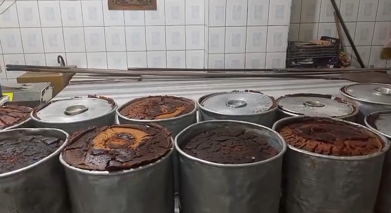 Bu mısır ekmeği teneke kovada pişiyor
