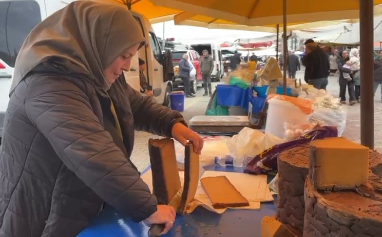 Bu mısır ekmeği teneke kovada pişiyor
