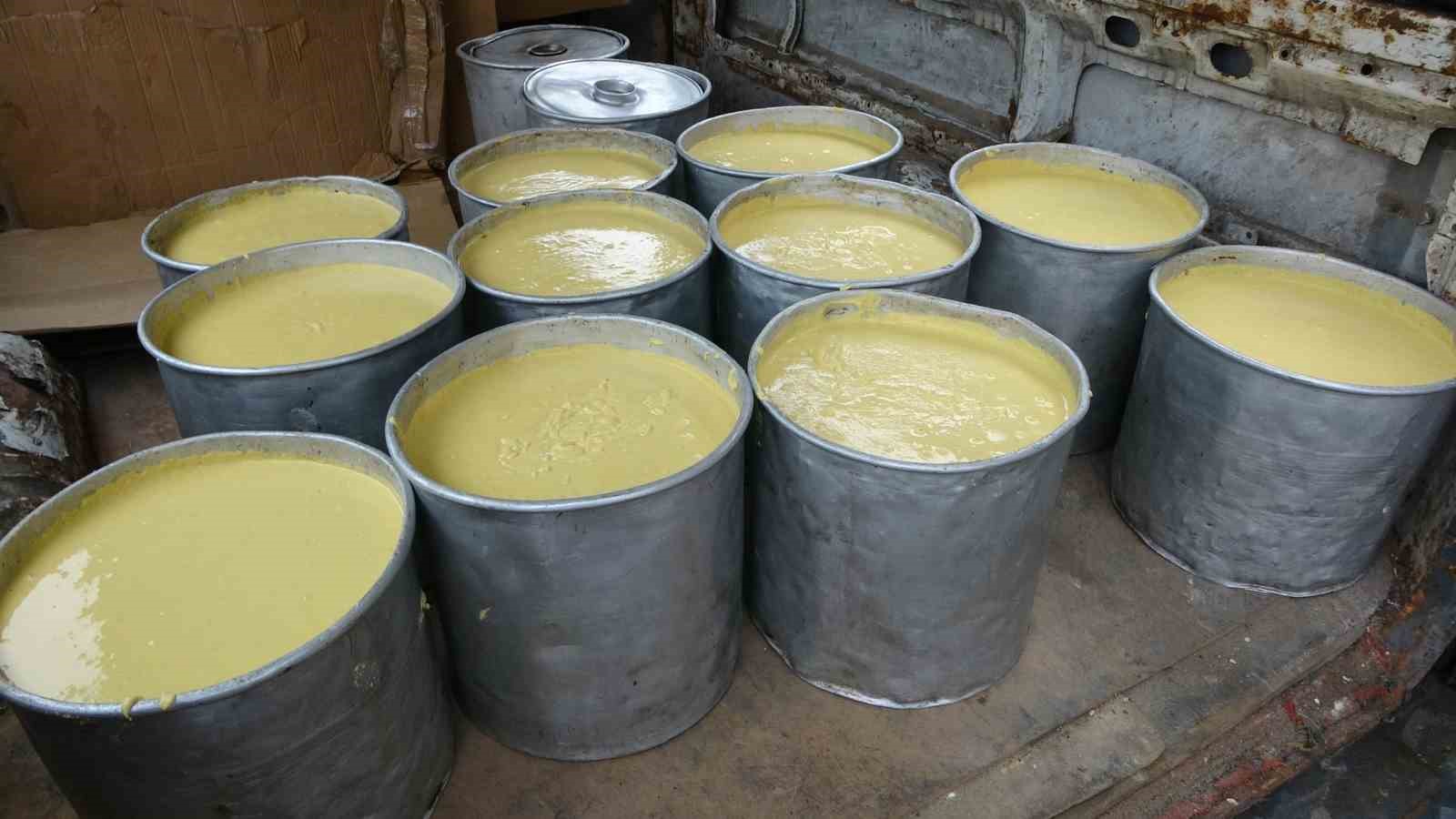 Bu mısır ekmeği teneke kovada pişiyor
