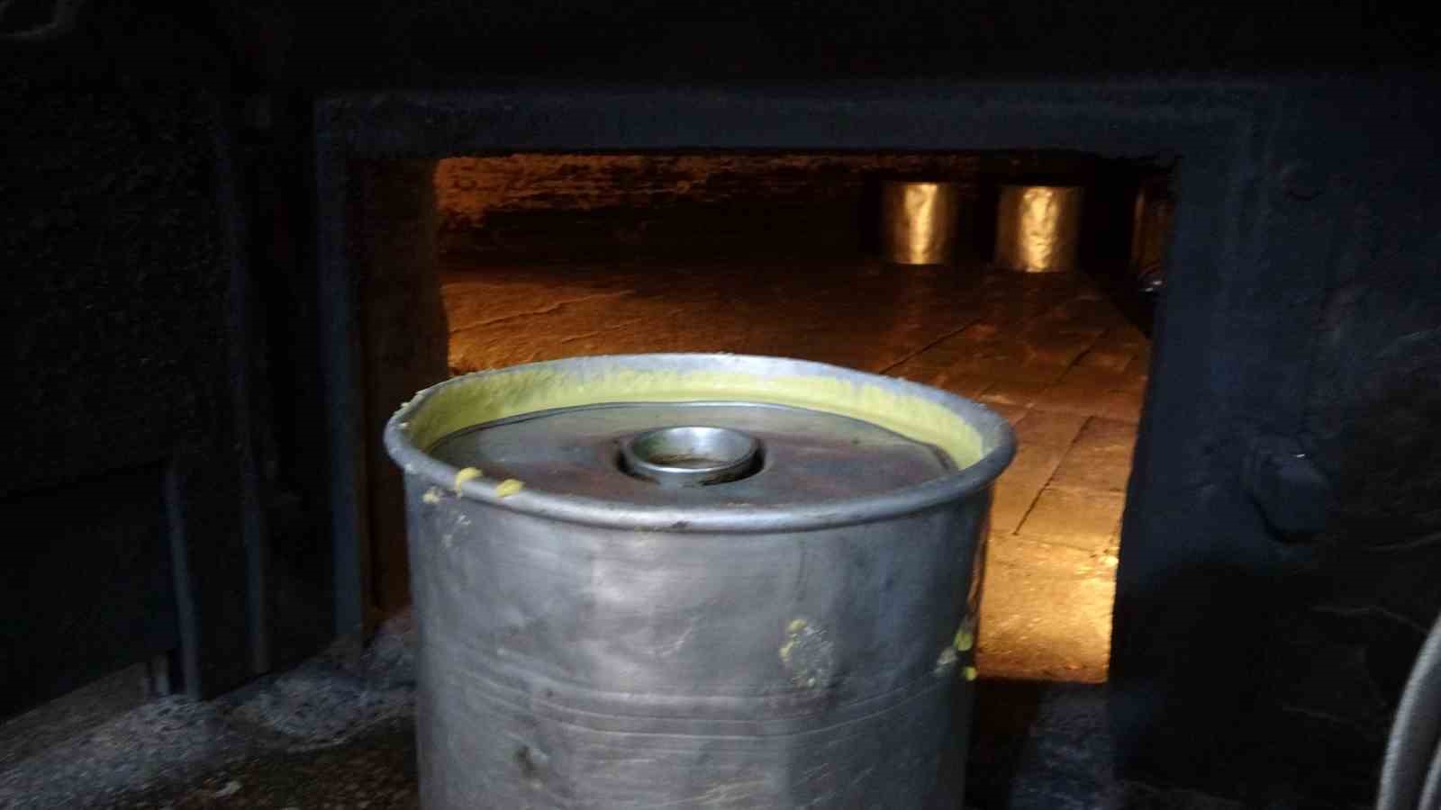 Bu mısır ekmeği teneke kovada pişiyor
