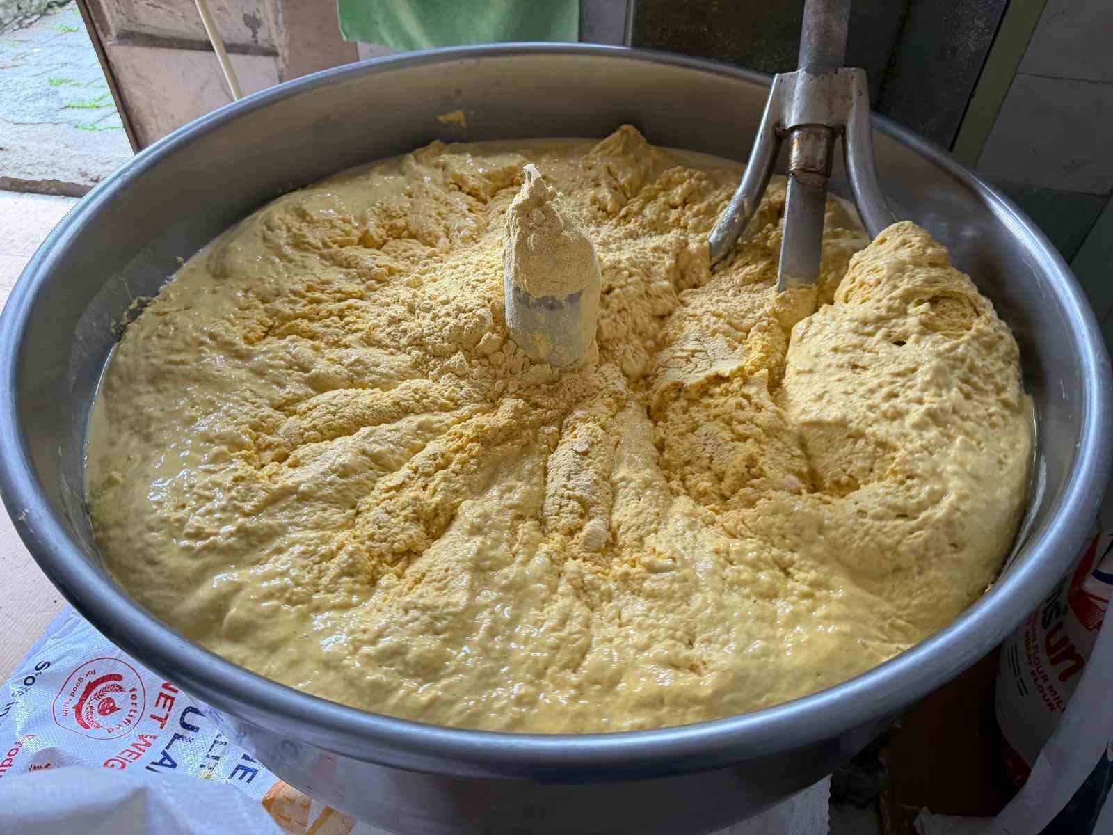 Bu mısır ekmeği teneke kovada pişiyor
