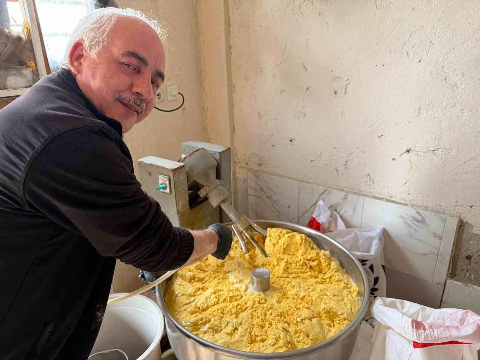 Bu mısır ekmeği teneke kovada pişiyor
