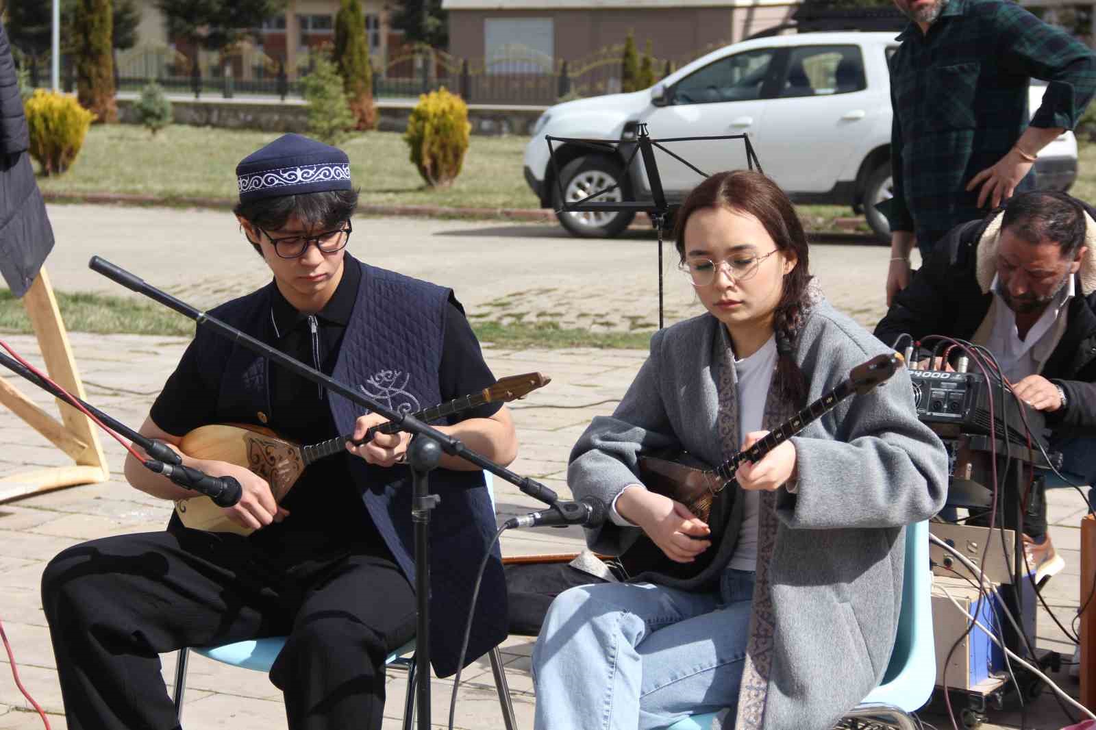 Bu Nevruz diğerlerinden farklı: Kurtlar alanda gezdi, şahin havada uçtu

