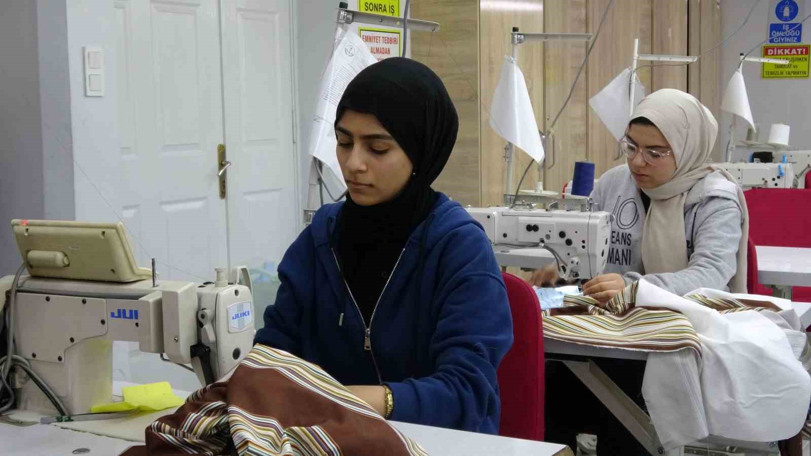 Bu okulda geleceğin modacıları yetişiyor
