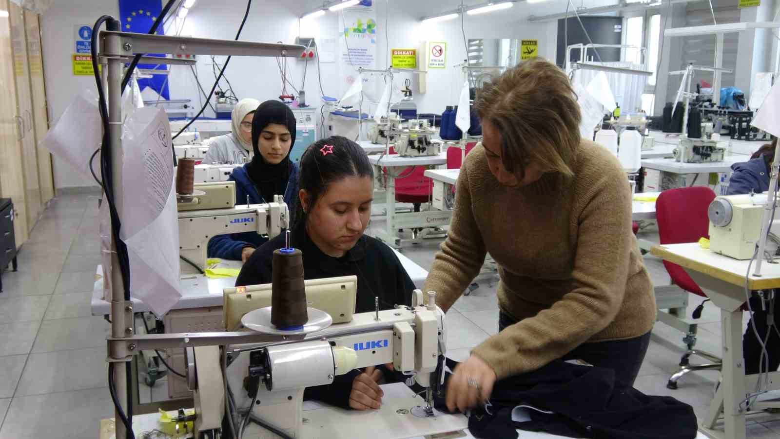 Bu okulda geleceğin modacıları yetişiyor
