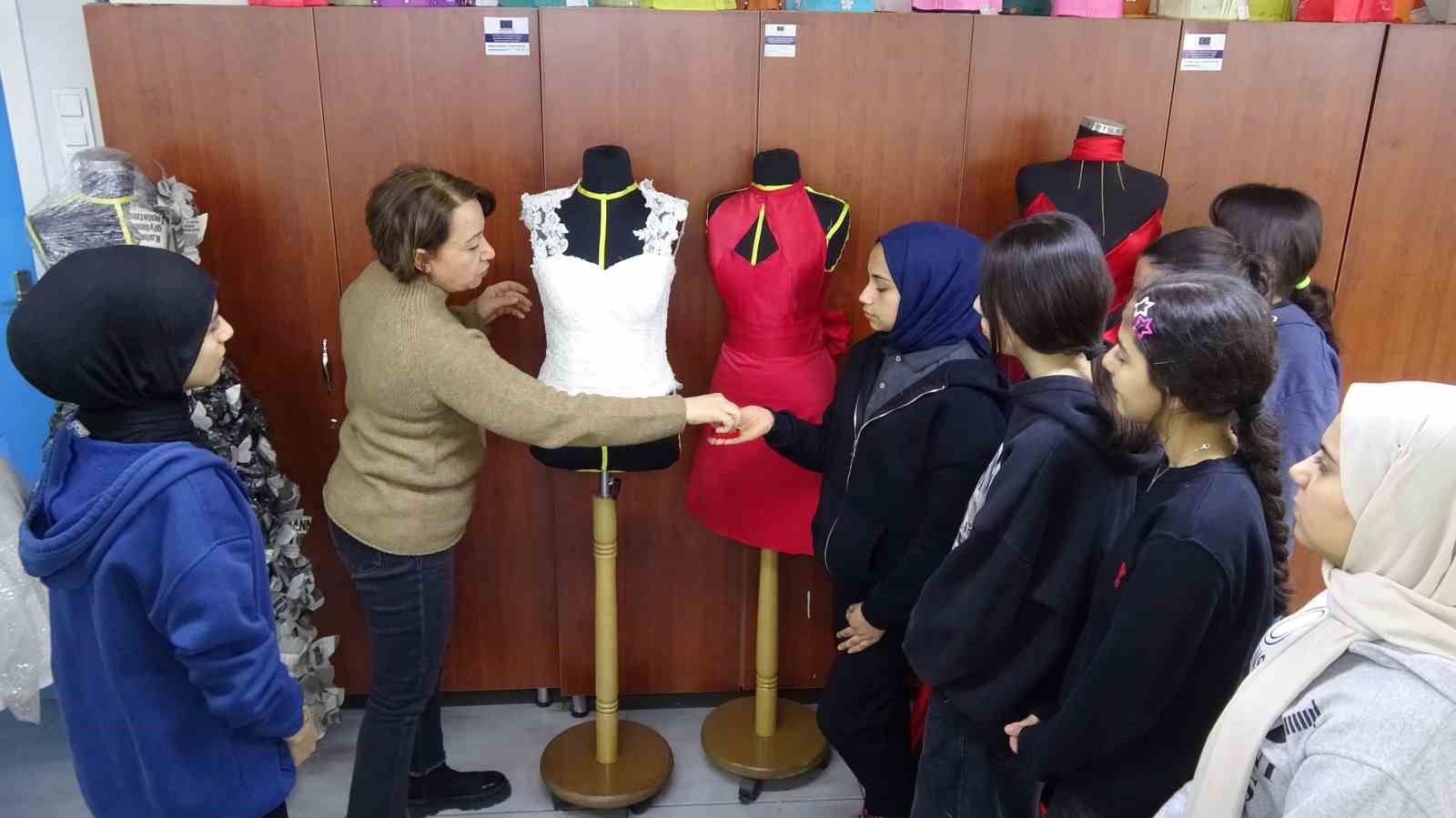 Bu okulda geleceğin modacıları yetişiyor
