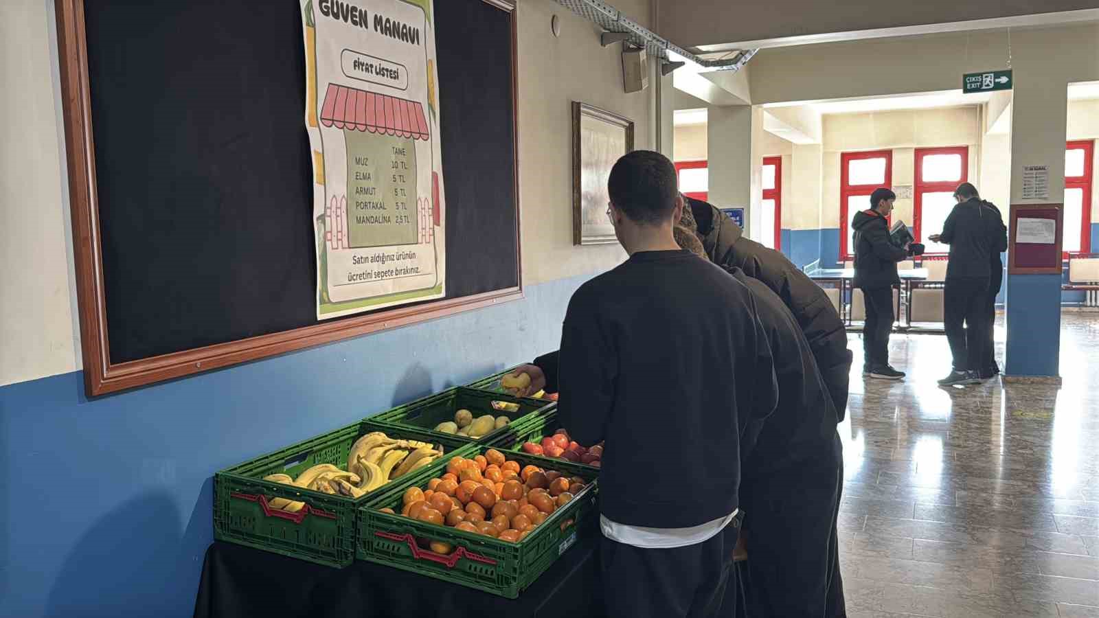 Bu okulda manav var, görevli yok
Bu okulda manav var, görevli yok