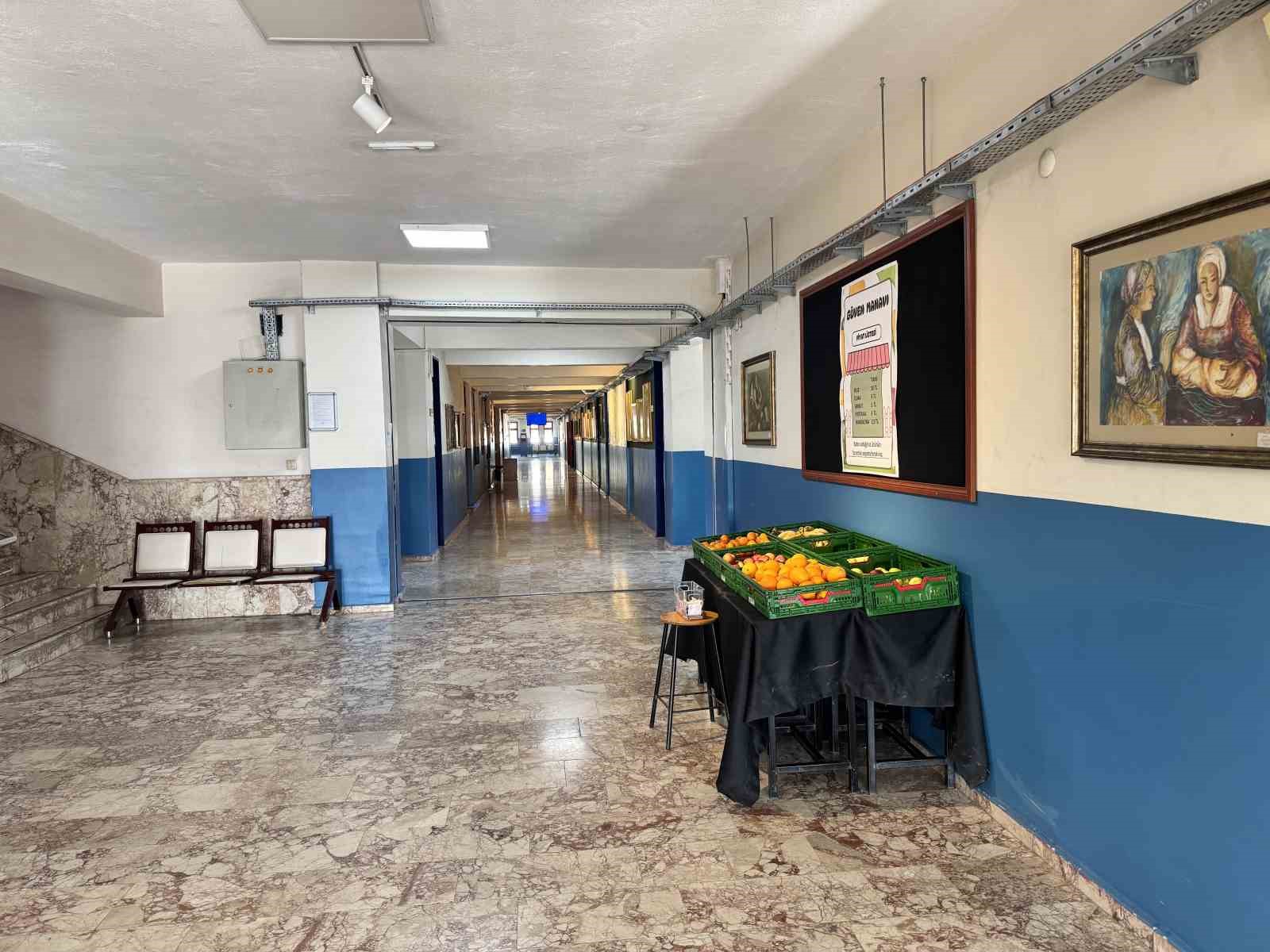 Bu okulda manav var, görevli yok
Bu okulda manav var, görevli yok