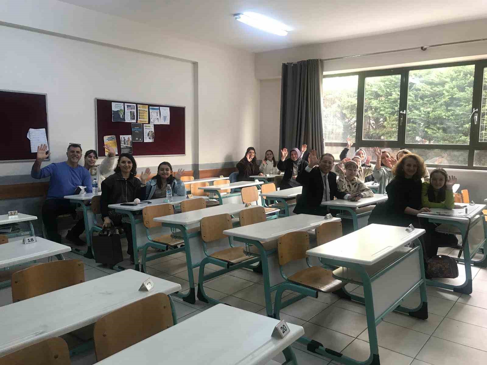 Bu okulda veliler çocuklarıyla sınava girdi...
