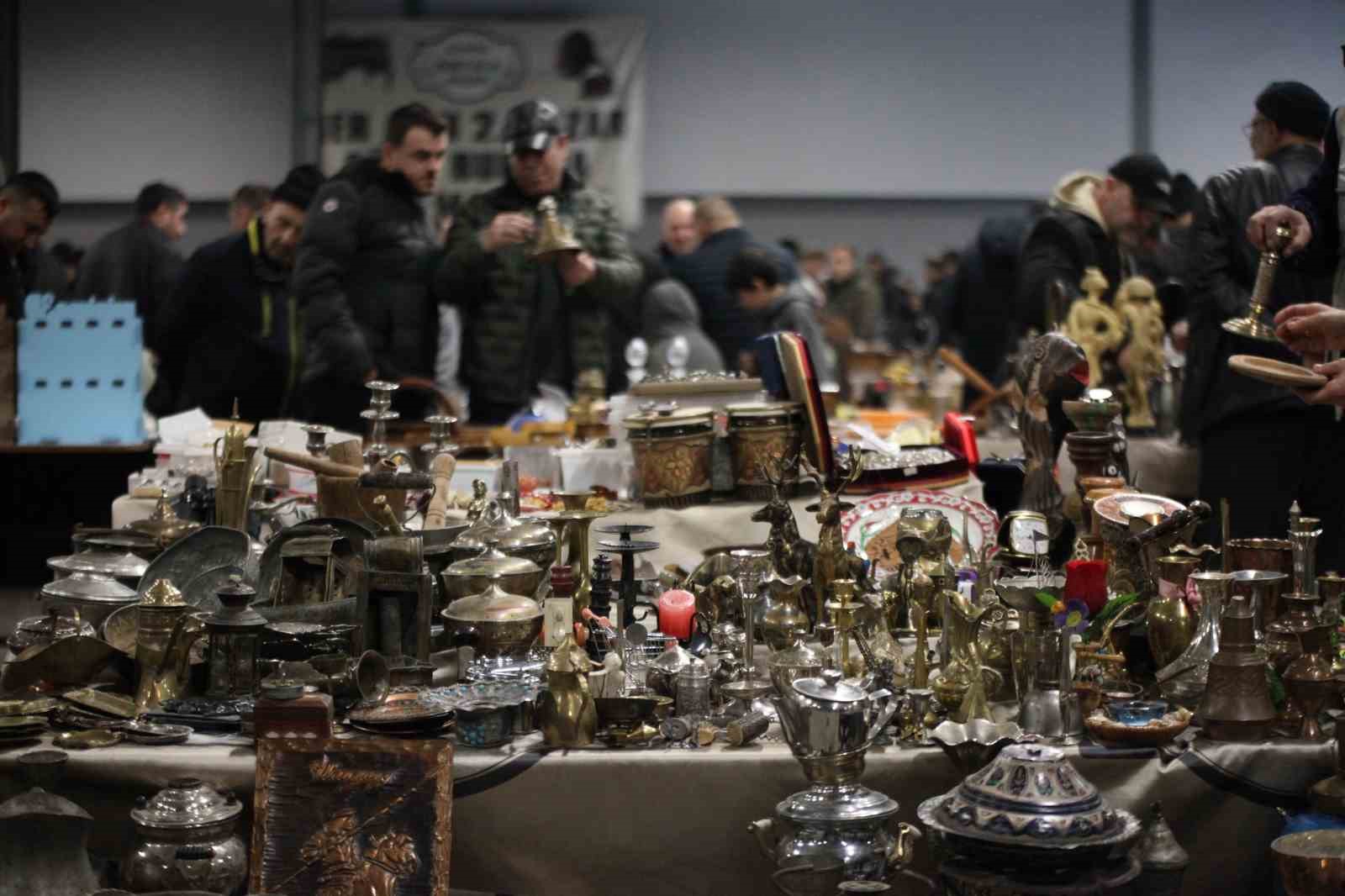 Bu pazarda tezgahtakiler geçmişe götürüyor
