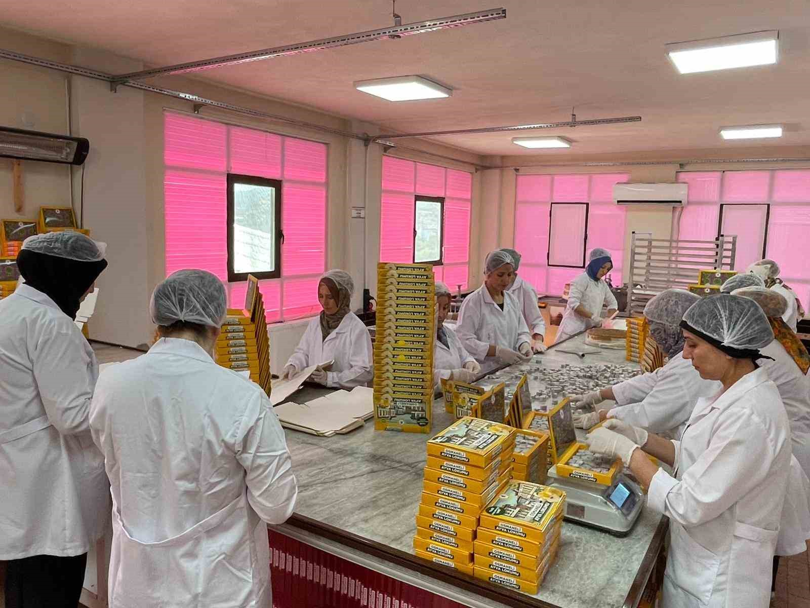 Bu tesiste günde 10 bin adet ayva ve nar lokumu üretiliyor
