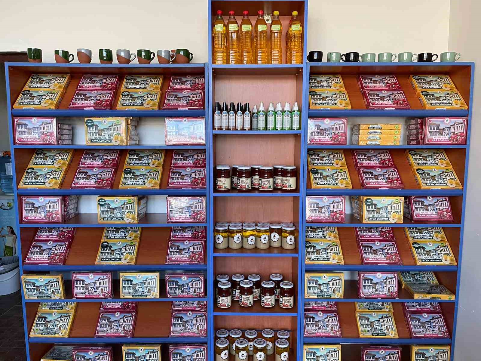 Bu tesiste günde 10 bin adet ayva ve nar lokumu üretiliyor
